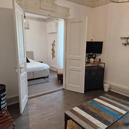 Hipster - Chez Axelle - Nocleg ze śniadaniem 3*