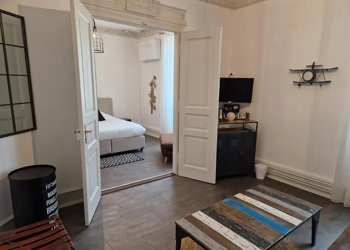 Hipster - Chez Axelle - לינה וארוחת בוקר 3*